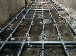 管式曝氣器安裝過程中，如何避免對池底造成損壞？