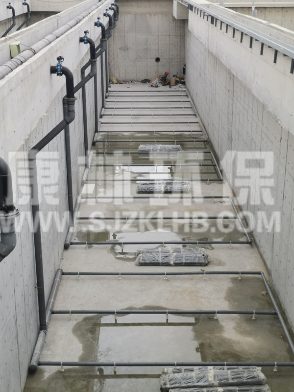 遼寧鞍山污水廠管式曝氣器安裝現(xiàn)場