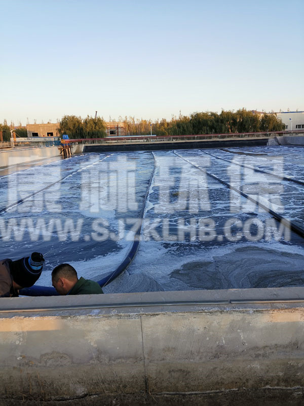 內(nèi)蒙污水處理廠懸掛鏈曝氣器安裝現(xiàn)場 內(nèi)蒙污水處理廠懸掛鏈曝氣器安裝現(xiàn)場